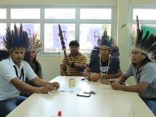 Indígenas estão reunidos em prédio da Funai de Campo Grande. (Foto: Marina Pacheco)