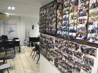 Na parede, os registros em fotos de todas as turmas formadas pelo Curso da Saúde. (Foto: Divulgação/ Curso da Saúde)