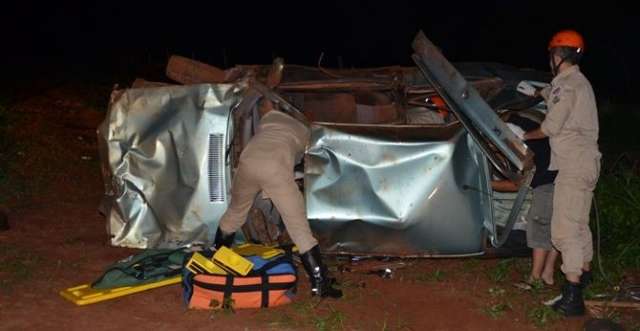Ao desviar de buraco, motorista perde controle e carro capota na MS-276
