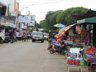 Rua de comércio em Pedro Juan Caballero, que fica na fronteira com Ponta Porã, em Mato Grosso do Sul. (Foto: Arquivo)