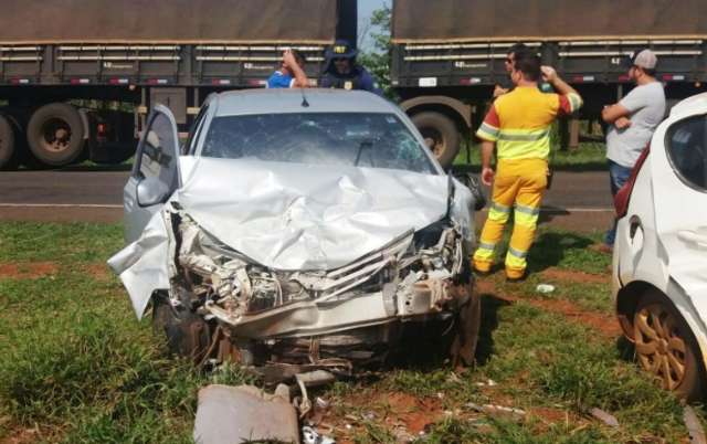 Professor fica gravemente ferido em acidente com dois carros na BR-163