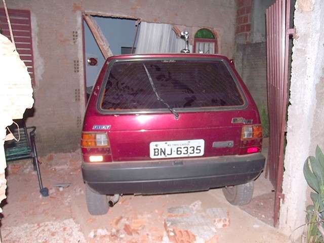 Com ci&uacute;mes, homem entra com o carro em quarto de ex-namorada em Tr&ecirc;s Lagoas