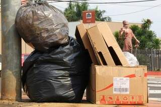 Lixo se acumula nas ruas e retomada do serviço depende da Justiça (Foto: Marcos Ermínio)