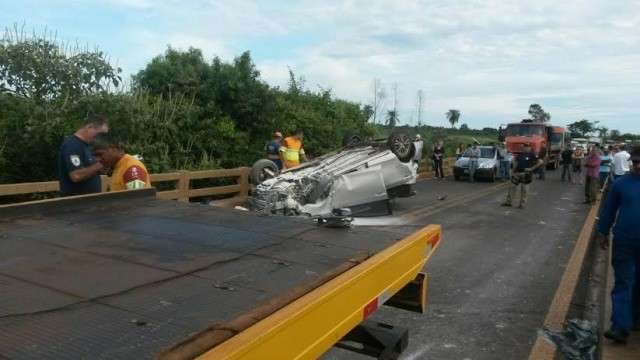 Motorista dorme enquanto dirigia e veículo capota na BR-163