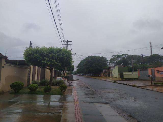 Longe da tempestade prevista, chuva chega calma e derruba temperatura