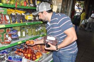 Devido ao calor, Molina optou por frutas que não costuma comprar para variar cardápio. (Foto: Marcelo Calazans)