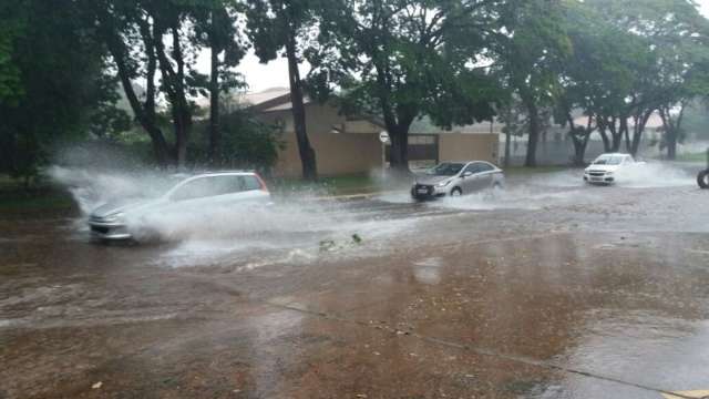 Enxurrada toma conta de ruas e chuva faz c&oacute;rrego quase transbordar