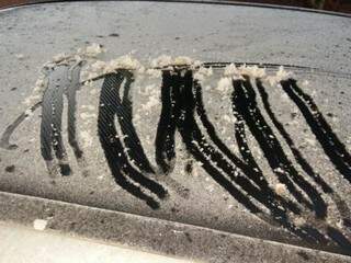 Em Dourados gelo se formou em cima dos carros.(Foto: Antônio coca/MS em foco)