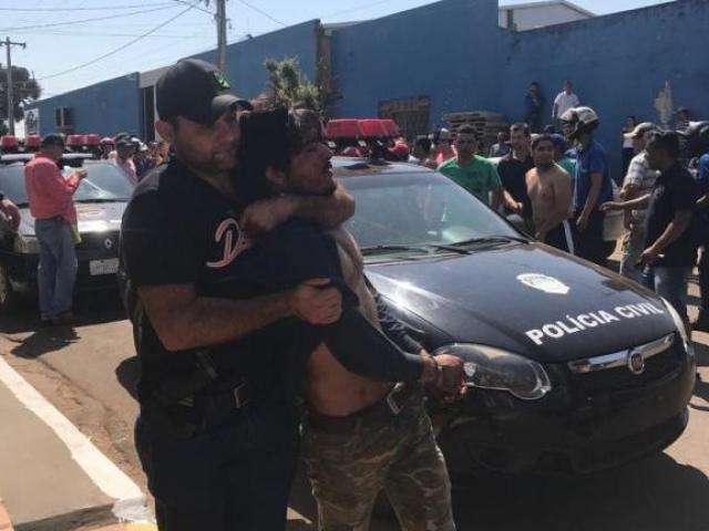 Ladr&otilde;es trocam tiros com pol&iacute;cia e quase s&atilde;o espancados ap&oacute;s pris&atilde;o