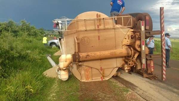 Caminh&atilde;o tomba na rodovia MS-141 ap&oacute;s motorista perder o controle da dire&ccedil;&atilde;o