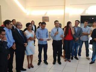 Prefeito Marquinhos Trad (PSD), no centro, com outras autoridades durante reinauguração da UPA da Vila Almeida. (Foto: Yarima Mecchi).