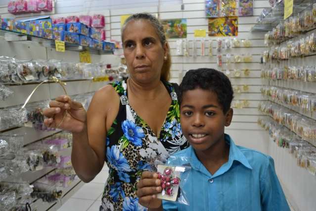 Na v&eacute;spera de Natal, lojas de R$ 1,99 faturam com as lembrancinhas 