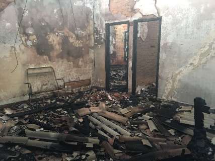 Possível incêndio criminoso destrói prédio na ferroviária do Indubrasil