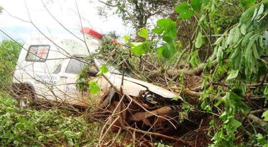  Motorista de ambul&acirc;ncia perde o controle e sai de pista na MS-276