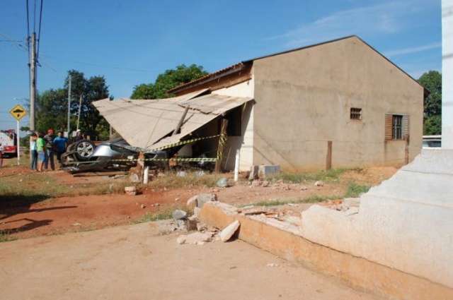Motorista perde controle de carro, derruba muro de igreja e invade casa