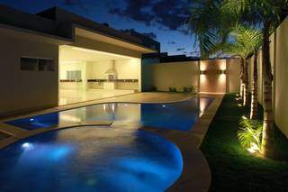 Mesmo à noite, piscina aquecida, com spa e iluminação é atraente. (Foto: Gilson Barbosa)
