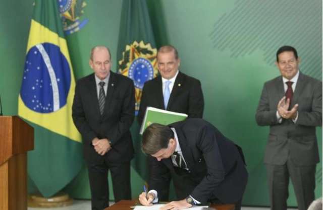 Bolsonaro assina decreto de posse de at&eacute; 4 armas, que deve valer por 10 anos