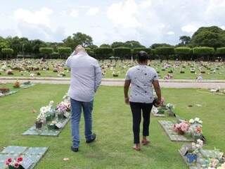 Wellington Flores e Adriana Alves da Silva foram os únicos que acompanharam o sepultamento (Foto: Kisie Ainoã) 