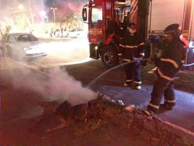 Acionados para inc&ecirc;ndio em com&eacute;rcio, bombeiros se deparam com fogo em toco