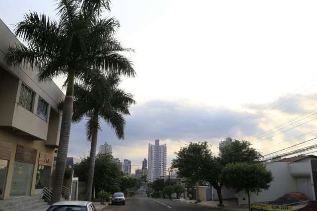 Calor de 34°C predomina neste domingo e há previsão de chuva