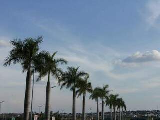 Na região do Shopping Bosque dos Ipês o céu está claro, com poucas nuvens (Foto: Kísie Ainoã)