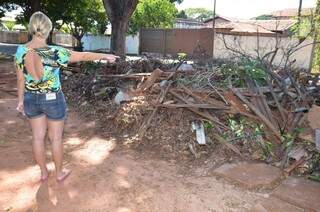Alexsandra se indigna com a situação e mostra a montanha de lixo em frente à sua casa. (Foto:Vanderlei Aparecido)