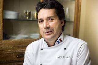 Jean Charles é francês e escolheu cozinhar pela diversão. A dica é fazer hamburguer. (Foto: Adriel Santos)