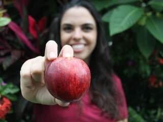 Fabiane Neiva mostrando a maça vermelha que costuma comer durante o dia (Foto: Arquivo pessoal)