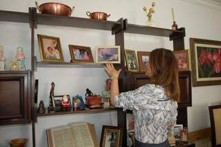 Genilaine, filha de Airton e Zeula, narra o conto de fadas que viveu dentro de casa. (Foto: Simão Nogueira)