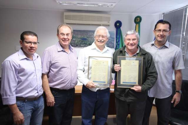 Associa&ccedil;&atilde;o Comercial e escritor recebem homenagem na C&acirc;mara de Vereadores