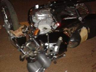 Motocicleta ficou destruída. (Foto: Simone Freitas/Agora News)