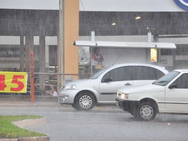 Chuva provoca alagamento na rodovi&aacute;ria e em rotat&oacute;ria