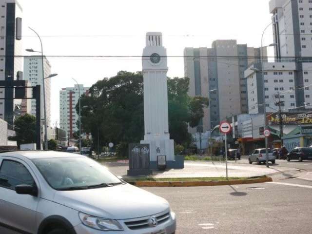 Rel&oacute;gio ter&aacute; revival com escultura no cruzamento da 14 com a Afonso Pena 