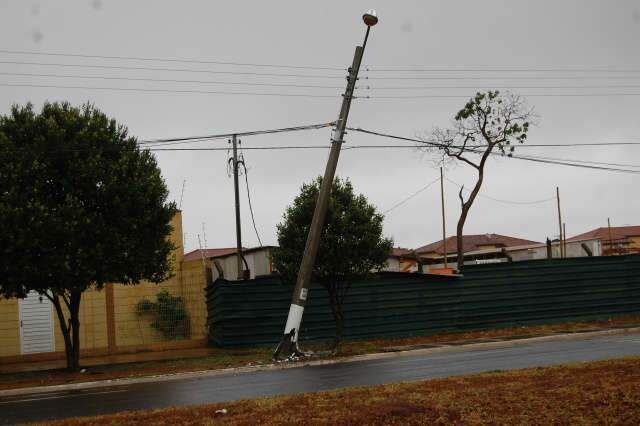  Viatura da PM derruba parte de muro de subesta&ccedil;&atilde;o da Enersul