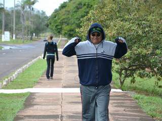 Jairo aproveitou o clima frio e nublado para praticar exercícios um pouco mais tarde (Foto: Minamar Júnior)
