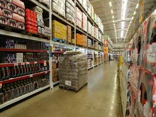 Corredores e depósitos de supermercados estão lotados de bebidas (Foto: André Bittar)