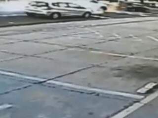 Carro sendo arrastado por caminhonete e faísca no chão após batida (Foto: Reprodução)