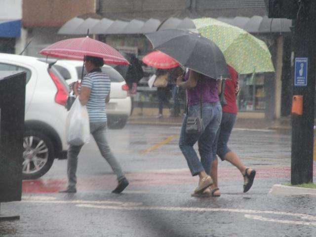 Chuva forte atinge o Centro e pega popula&ccedil;&atilde;o de surpresa nesta tarde