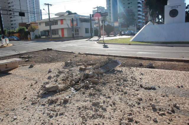  Dois s&atilde;o flagrados fazendo racha na avenida Afonso Pena; um n&atilde;o tem CNH