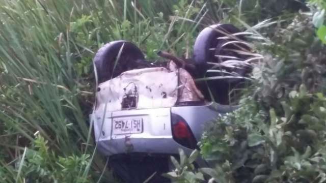Ap&oacute;s aquaplanar, condutor perde controle e capota ve&iacute;culo na BR-163