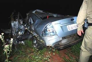Carro ficou destruído após colisão (Foto: Tiago Apolinário/Da Hora Bataguassu)