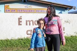 Nilceia de Castro, moradora do Bairro Oliveira, precisou voltar com o filho Alisson pra casa, depois de ouvir na entrada da escola que o 1º ano não teria aula (Foto: Fernando Antunes)