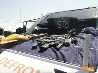 Armas apreendidas foram apresentadas hoje à tarde pelo DOF (Foto: Dourados News)