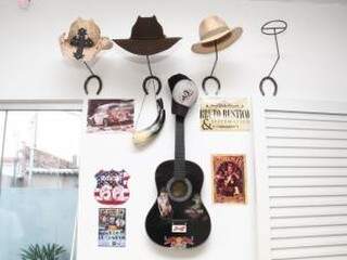 Para conferir o ar rústico, tem chapéu, violão, berrante e as ferraduras improvisadas para expor os acessórios.