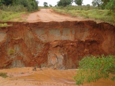 Chuva forte alaga casas, leva pontes e volta a causar preju&iacute;zos em cidade