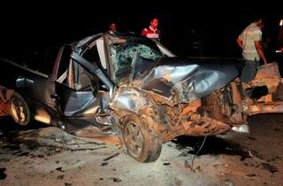 A frente do carro ficou totalmente destruída. (Foto: Marcio Rogério/ Nova News)