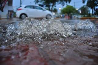 Ruas ficaram alagadas durante a chuva de ontem à tarde em Dourados (Foto: Eliel Oliveira)