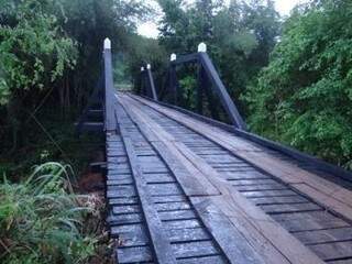 Ponte de madeira sobre o rio Salobra, em Bodoquena, será substituída por ponte de concreto (Foto: Arquivo)