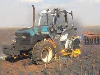 Trator de fazenda foi atingido pelas chamas e feriu produtor que tentava conter o incêndio (Foto: Direto das Ruas)