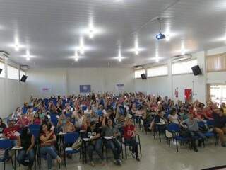 Educadores de Dourados na assembleia que rejeitou proposta de reajuste de 2,68% (Foto: Divulgação)